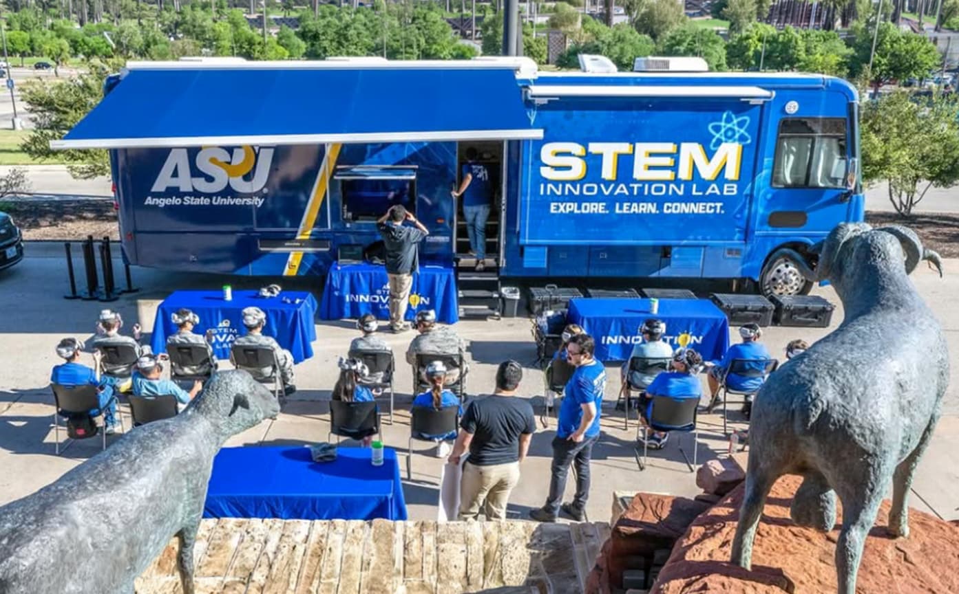 Cover Image for Groove Jones Brings Immersive Technology to Angelo State University’s Mobile STEM Innovation Lab